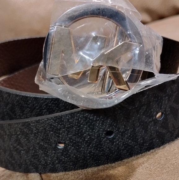 Michael Kors reversible belt - Picture 2 of 3